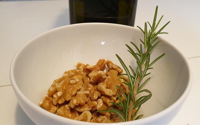 Walnüsse, Rosmarin und Olivenöl legen die Grundlage für diese Antipasti